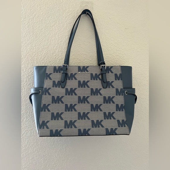 Michael Kors Gilly bag - Picture 2 of 9